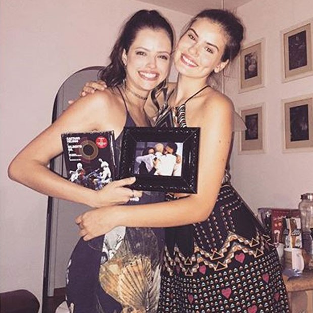 Camila Queiroz tira Agatha Moreira no amigo secreto e elogia amiga