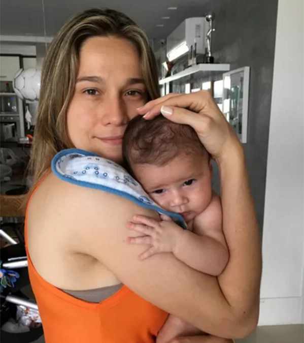 Fernanda Gentil aparece agarradinha com filho e ganha declaração