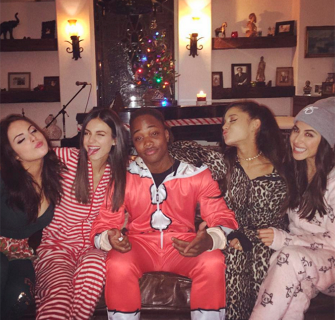 Em festa do pijama, Ariana Grande e Victoria Justice posam juntas para foto