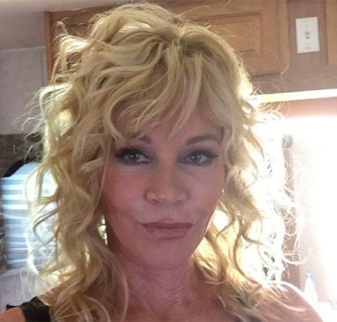 Para acabar com críticas em relação à aparência, Melanie Griffith posta <i>selfie</i> e pede: <i>Digam mais coisas malvadas</i>