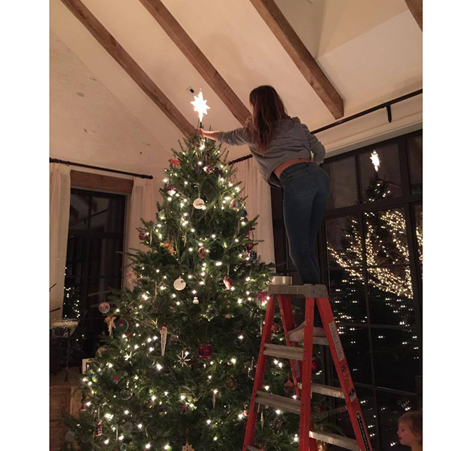 Gisele Bündchen recebe elogio de Tom Brady enquanto monta árvore de Natal: <i>Amor da minha vida</i>