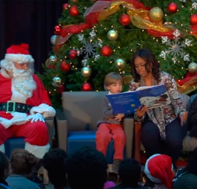 Michelle Obama mostra o lado <I>Mamãe Noel</I> lendo histórias de <I>Natal</I> para crianças, veja!