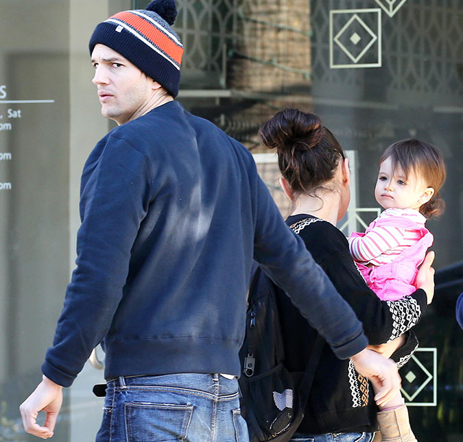 Filha de Mila Kunis e Ashton Kutcher rouba a cena em passeio em família