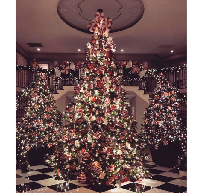 Kim Kardashian mostra que Kris Jenner não economizou na decoração de Natal, veja!