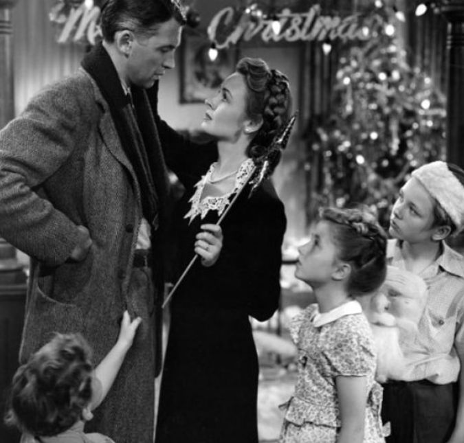 O mais clássico dos filmes de Natal! A Felicidade Não se Compra aparece em todas as listas de melhores produções e é marca registrada das fábulas de famílias que vislumbram todo o espírito do milagre natalino.