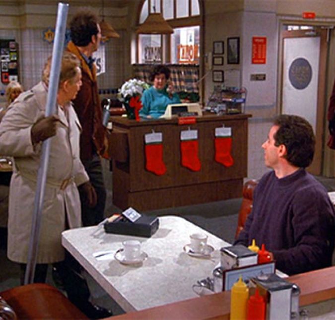 Com a turma de amigos de Seinfeld não poderia faltar um Natal cheio de alegrias e confusões, não é mesmo? E as coisas só pioram quando o pai de George decide reviver uma antiga celebração que ele inventou, a Festivus. Enquanto isso, cada um lida com seu próprio problema, com Jerry saindo com uma mulher que não é exatamente o que ele esperava e Kramer anunciando que, depois de 12 anos, vai voltar a trabalhar.