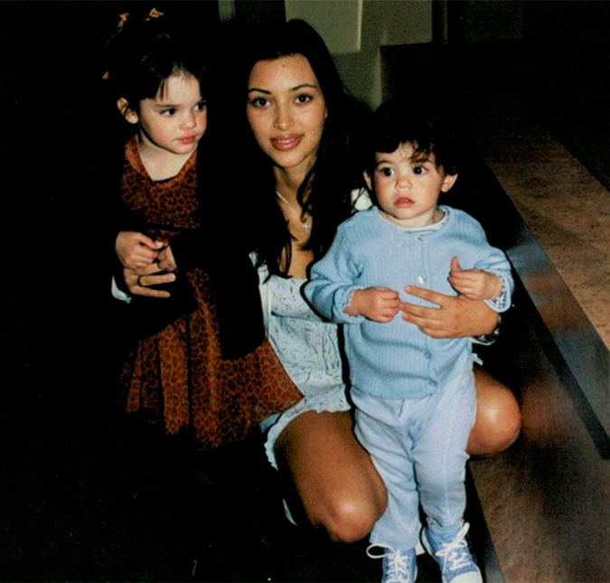 Do fundo do baú: Kim Kardashian aparece jovem ao lado de Kendall e Kylie Jenner