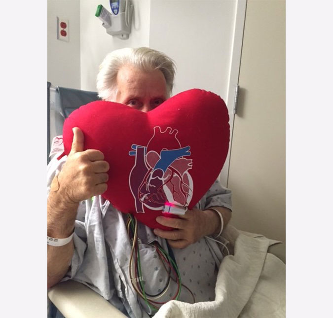 Pai de Charlie Sheen, Martin, passa por cirurgia no coração