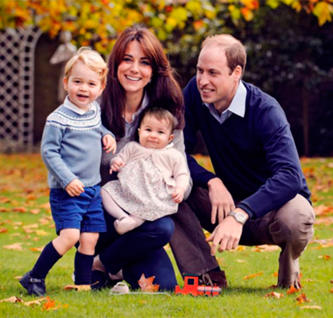Kate Middleton e príncipe William posam ao lado dos dois filhos em foto de Natal