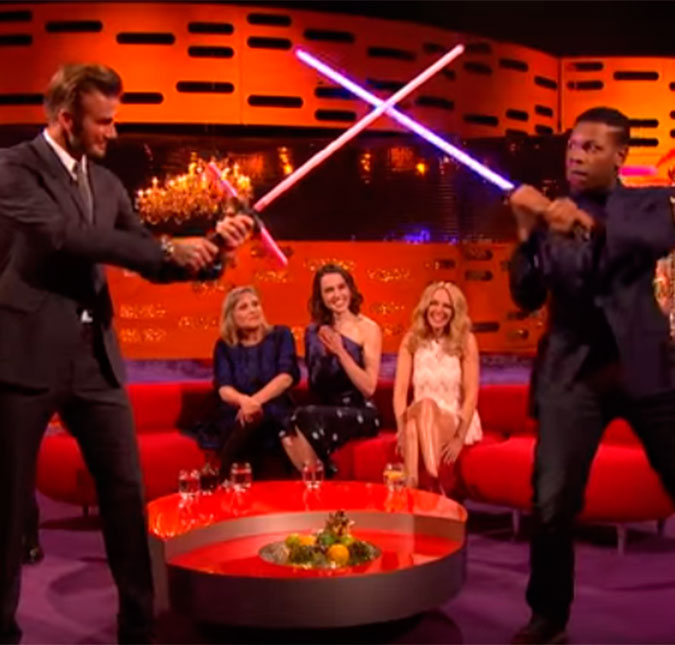 David Beckham se dá bem em batalha com sabres de luz, enquanto <i>Star Wars</i> caminha para recorde de bilheteria