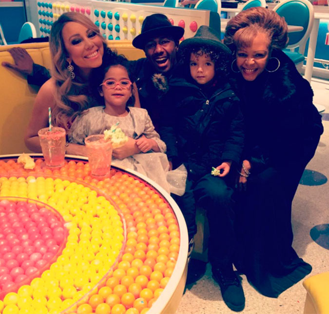 Momento em família! Mariah Carey e Nick Cannon posaram ao lado dos filhos gêmeos