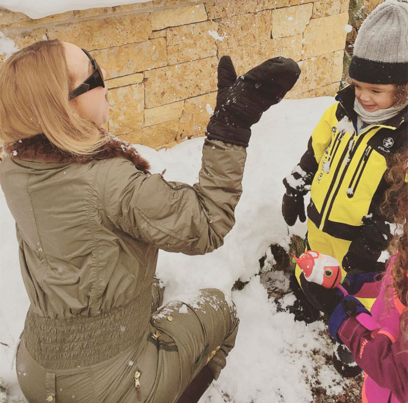 Mariah Carey brinca com os filhos na neve
