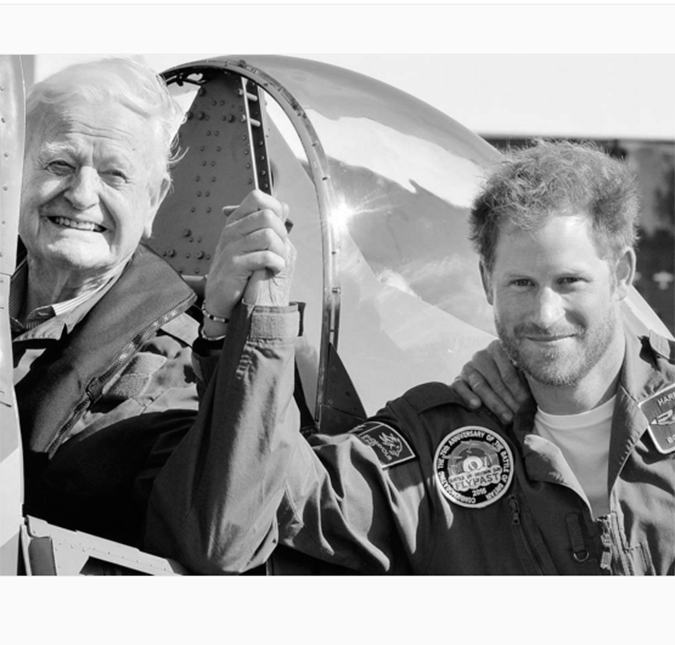 Ao lado de veterano de guerra, Príncipe Harry posa em cartão de Natal em preto e branco