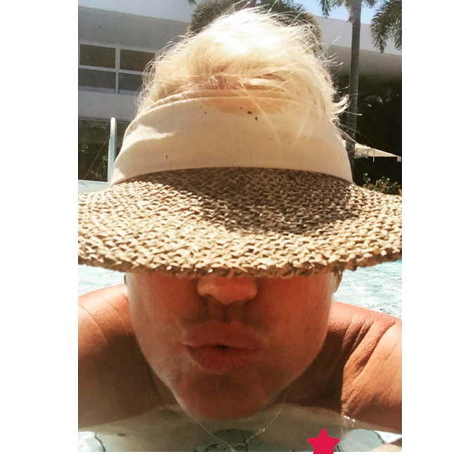 OPS! Enquanto curte piscina, Xuxa deixa seio à mostra sem querer