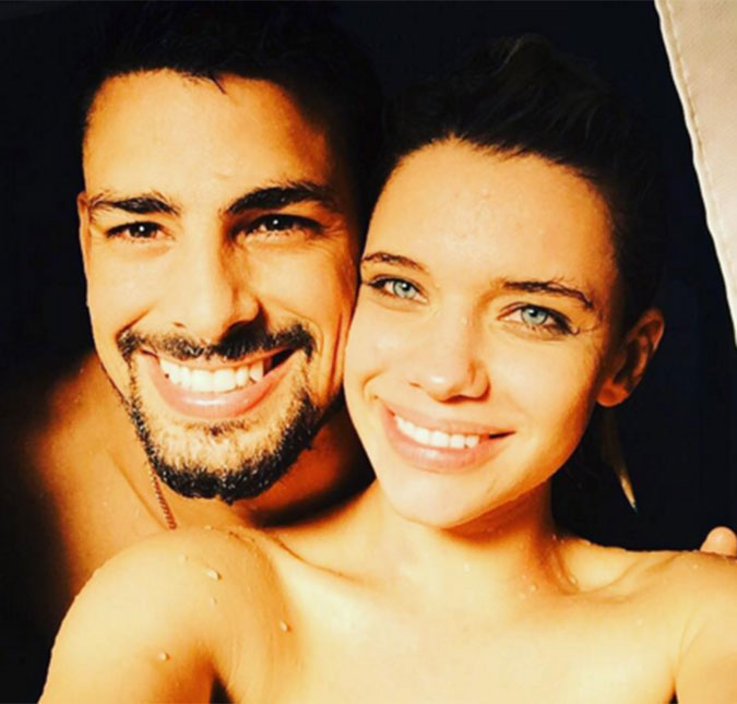 Cauã Reymond e Bruna Linzmeyer aparecem juntos, e molhados, em <i>selfie</i>