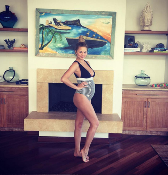 Chrissy Teigen, mulher de John Legend, mostra a barriguinha de grávida após revelar o sexo do bebê