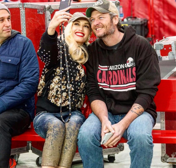Blake Shelton e Gwen Stefani curtem jogo de futebol americano agarradinhos