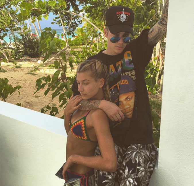 Justin Bieber aparece agarradinho com Hailey Baldwin, enquanto Kylie Jenner revela que ele a ajuda muito