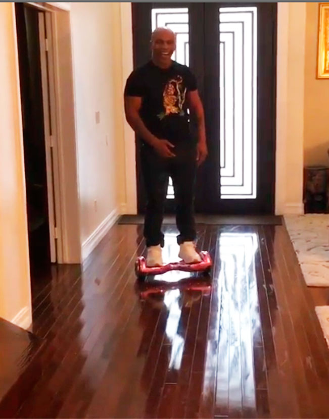 Mike Tyson leva um tombo andando de <i>hoverboard</i>