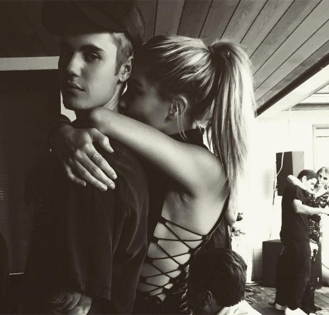 Hailey Baldwin dá beijinho no pescoço de Justin Bieber