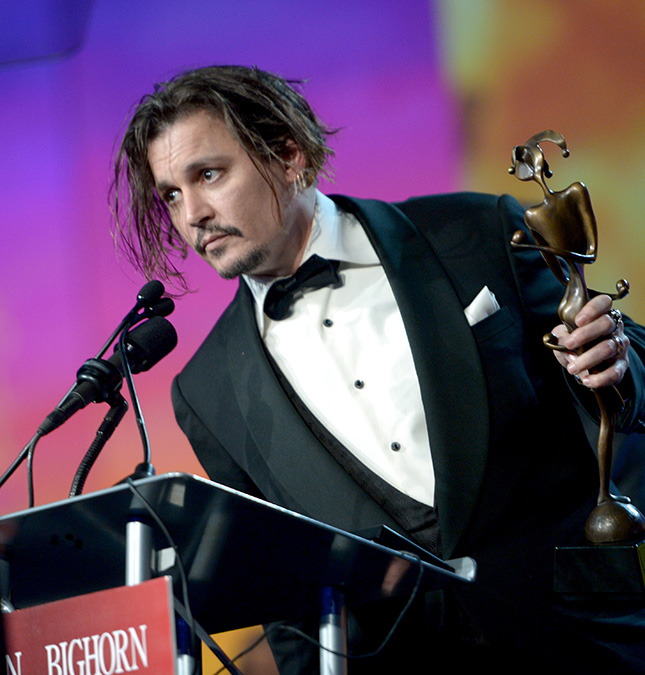 Quase um ano depois de seu casamento, Johnny Depp se declara publicamente para mulher