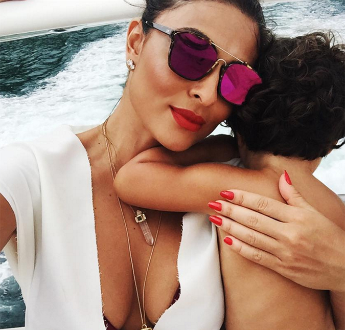 Juliana Paes arrasa no decote em foto com filho