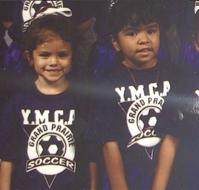 Selena Gomez divulga foto de quando ainda era criança. Veja!