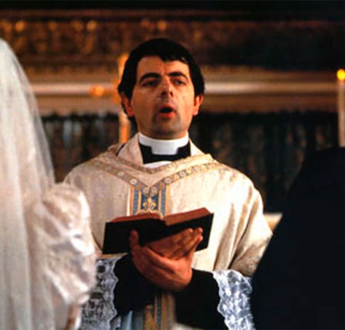 Ele também já foi um dos padres em Quatro Casamentos E Um Funeral. Ele também já foi um dos padres em Quatro Casamentos E Um Funeral.