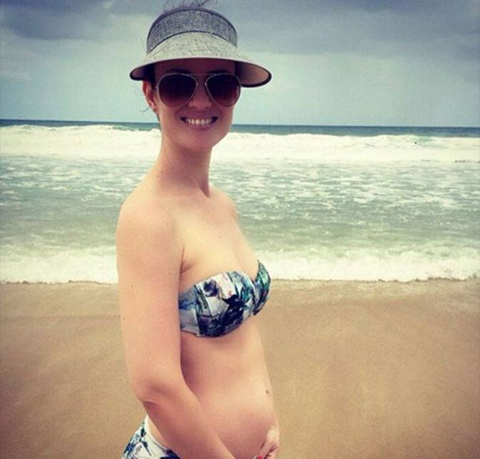 Aos 40 anos, Carolina Kasting aumentou a família! Ela contou ao blog Cheguei ao Mundo, de Fernanda Rodrigues, que sua filha, Cora, iria ganhar um irmãozinho ou irmãzinha, e postou um relato emocionante, que você confere a seguir: Como pode a vida ser tão perfeita? Pensei eu. Presente. Quando ainda não tinha feito o teste de gravidez, disse à mim mesma, serei a mulher mais feliz do mundo, serei a mulher duas vezes mais feliz do mundo. Da primeira vez que engravidei, sabia que me tornaria uma pessoa completa quando fosse mãe pela primeira vez e foi o que aconteceu, foi um processo lindo de descoberta, doloroso mas divino. Agora é um desbunde de alegria, poder dar um irmão para a minha filha, ter outro filho do homem que eu amo, passar de novo por todo o processo de gestar um ser humano. Parir uma vida. Não tenho palavras para a minha gratidão. Sou sim a mulher mais feliz do mundo. Ouvir a minha filha dizer, serei a irmã mais velha, com um tom sério de orgulho e alegria, não tem nada que se iguale a esse momento. Um presente divino que me torna mais humana. Tom nasceu em junho de 2016, cheio de saúde! Aos 40 anos, Carolina Kasting aumentou a família! Ela contou ao blog Cheguei ao Mundo, de Fernanda Rodrigues, que sua filha, Cora, iria ganhar um irmãozinho ou irmãzinha, e postou um relato emocionante, que você confere a seguir: Como pode a vida ser tão perfeita? Pensei eu. Presente. Quando ainda não tinha feito o teste de gravidez, disse à mim mesma, serei a mulher mais feliz do mundo, serei a mulher duas vezes mais feliz do mundo. Da primeira vez que engravidei, sabia que me tornaria uma pessoa completa quando fosse mãe pela primeira vez e foi o que aconteceu, foi um processo lindo de descoberta, doloroso mas divino. Agora é um desbunde de alegria, poder dar um irmão para a minha filha, ter outro filho do homem que eu amo, passar de novo por todo o processo de gestar um ser humano. Parir uma vida. Não tenho palavras para a minha gratidão. Sou sim a mulher mais feliz do mundo. Ouvir a minha filha dizer, serei a irmã mais velha, com um tom sério de orgulho e alegria, não tem nada que se iguale a esse momento. Um presente divino que me torna mais humana. Tom nasceu em junho de 2016, cheio de saúde!