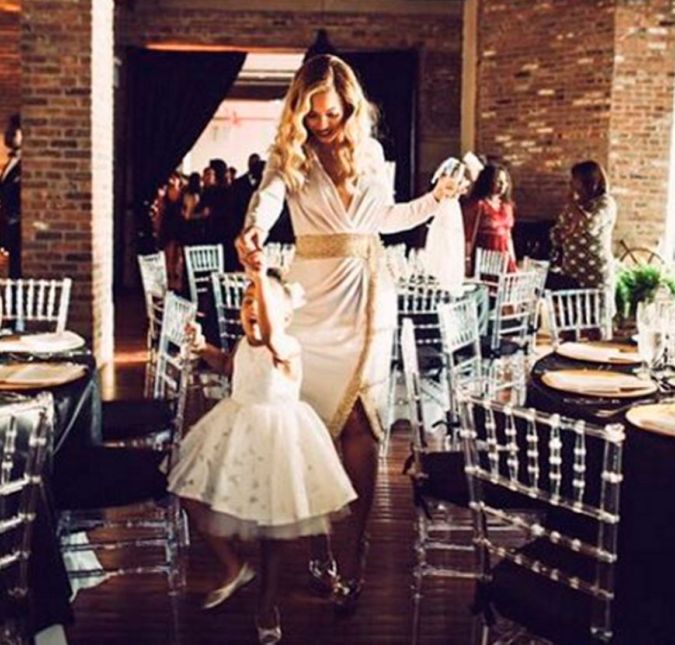 Quando o assunto são festas, Blue também sempre aparece arrasando nos vestidinhos. Fã das cores claras, ela adora um look rodado para se divertir com a mamãe, como no clique acima. Fofura demais! Quando o assunto são festas, Blue também sempre aparece arrasando nos vestidinhos. Fã das cores claras, ela adora um look rodado para se divertir com a mamãe, como no clique acima. Fofura demais!