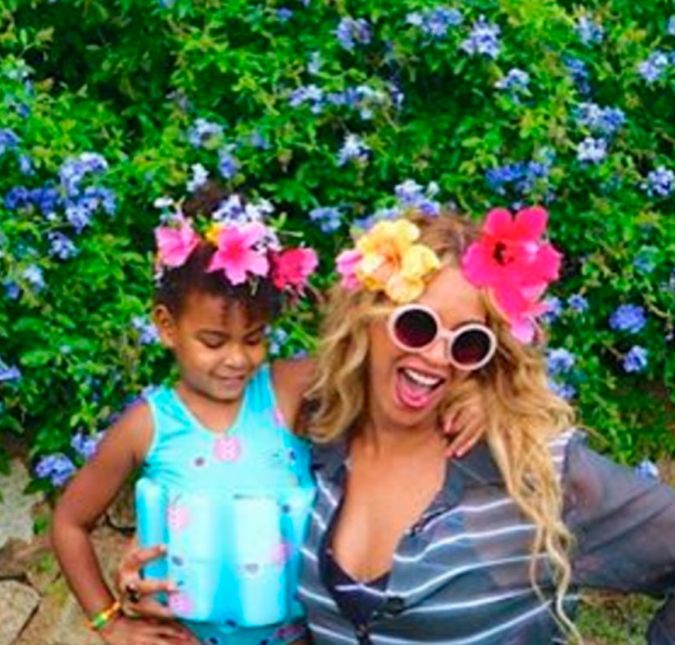 E por falar em Beyoncé, olha só esse clique superverão das duas, com coroas de flores. Blue está usando um blusinha azul clara, superbonitinha. E por falar em Beyoncé, olha só esse clique superverão das duas, com coroas de flores. Blue está usando um blusinha azul clara, superbonitinha.