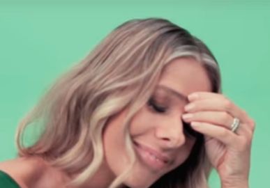 Adriane Galisteu fala sobre campanha polêmica que virou <i>meme</i> na <i>internet</i>