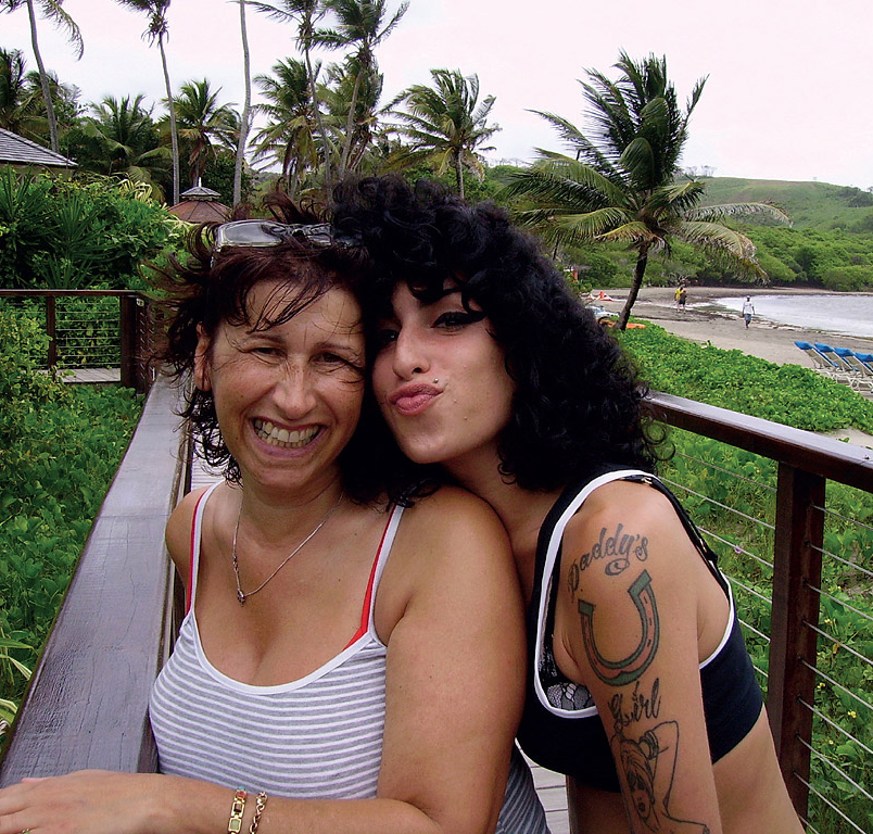 Mãe de Amy Winehouse acha que a filha pode ter tido síndrome