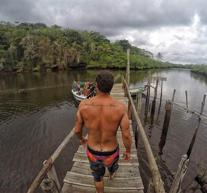 Caio Castro aparece com o cofrinho de fora, veja foto!