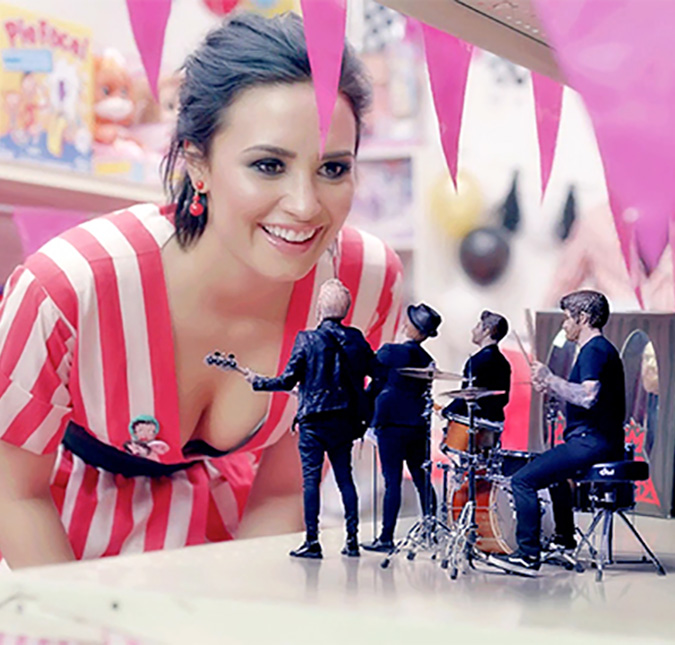 Demi Lovato e <i>Fall Out Boy</i> viram bonecos em clipe de <i>Irresistible</i>