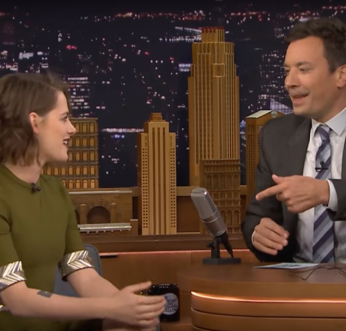 Kristen Stewart se diverte ao tentar adivinhar o que Jimmy Fallon está falando! Assista ao vídeo e entenda!