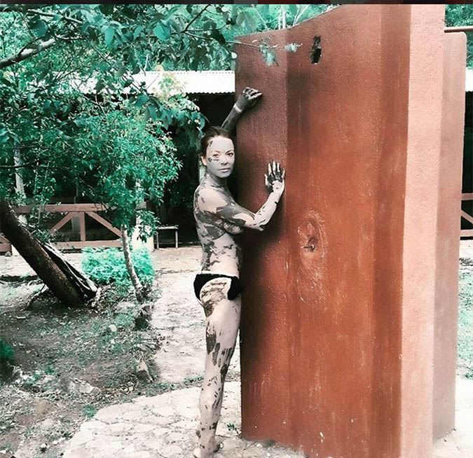 Lindsay Lohan deixa parte dos seios à mostra, veja foto!