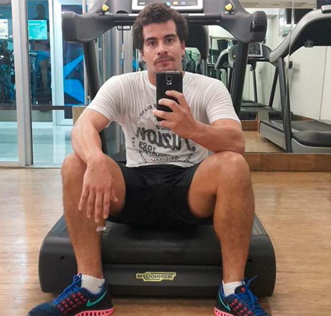 Thiago Martins brinca sobre seu cabelo: <i>Respeita o Bozo!</i>