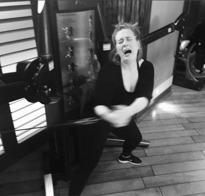 Gente como a gente: Adele posta foto sofrendo na academia!