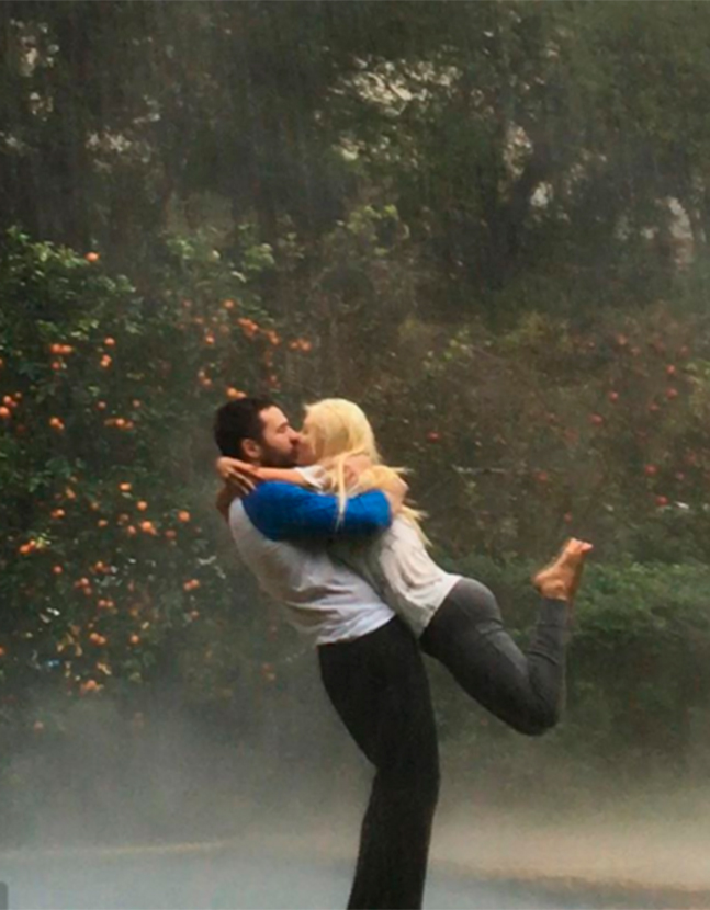 Christina Aguilera posta foto romântica com o noivo