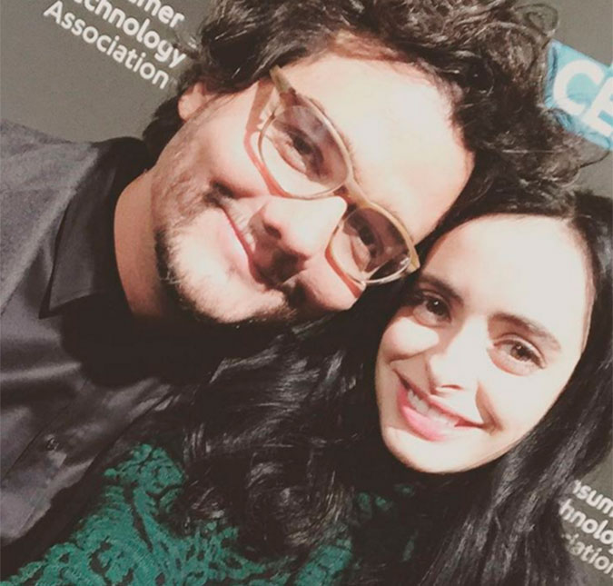 Atriz de <I>Jessica Jones</i> faz <I>selfie</i> com Wagner Moura