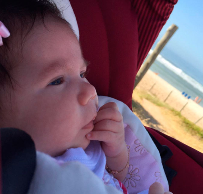 Deborah Secco compartilha foto da filha, Maria Flor, tomando banho de sol na praia