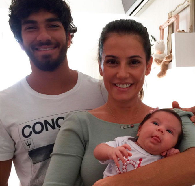 Momento em família! Deborah Secco compartilha foto ao lado do marido e da filha