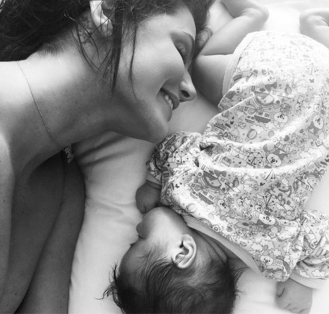Muito amor! Deborah Secco aparece em pose fofa ao lado de Maria Flor