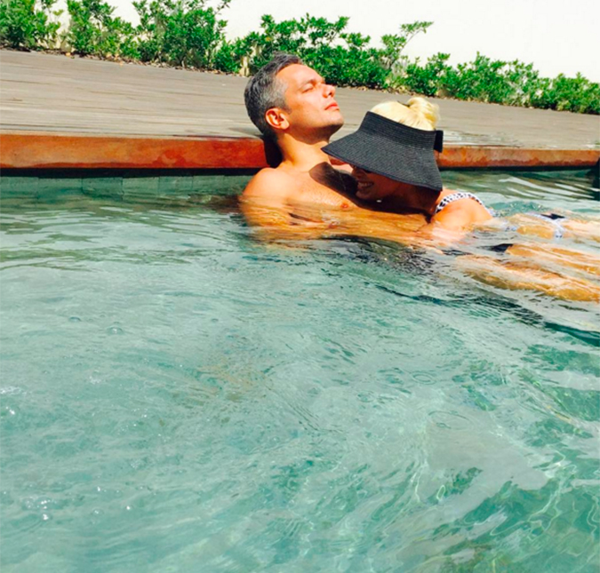 Flávia Alessandra posta foto dela e do marido, Otaviano Costa, aproveitando a piscina