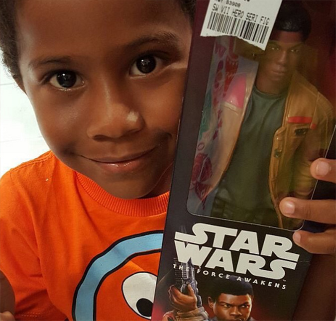 Ator de <i>Star Wars</i> manda recado para pequeno fã brasileiro