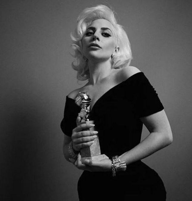 Lady Gaga esquece de agradecer o noivo em discurso