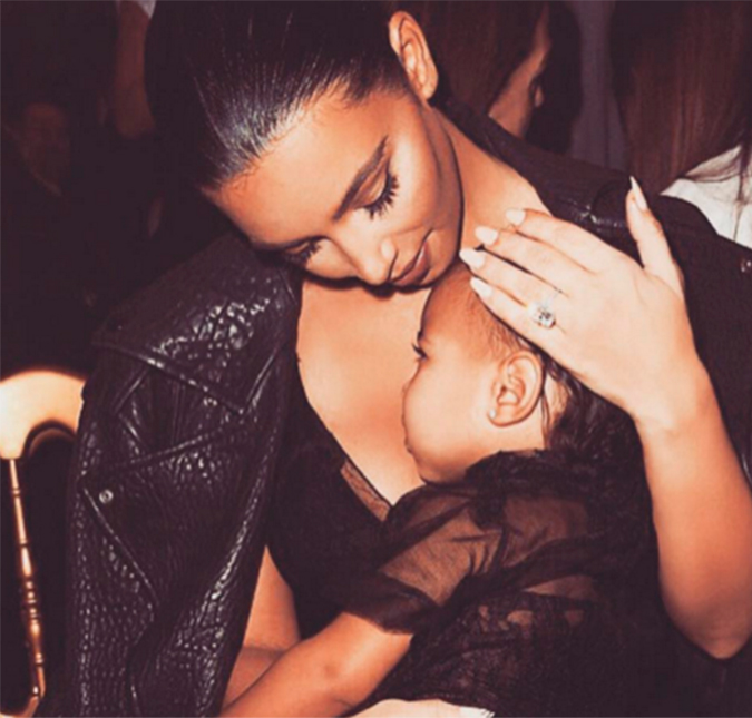Kim Kardashian teria contratado terapeuta para sua filha mais velha, North, se adaptar ao irmão, Saint West