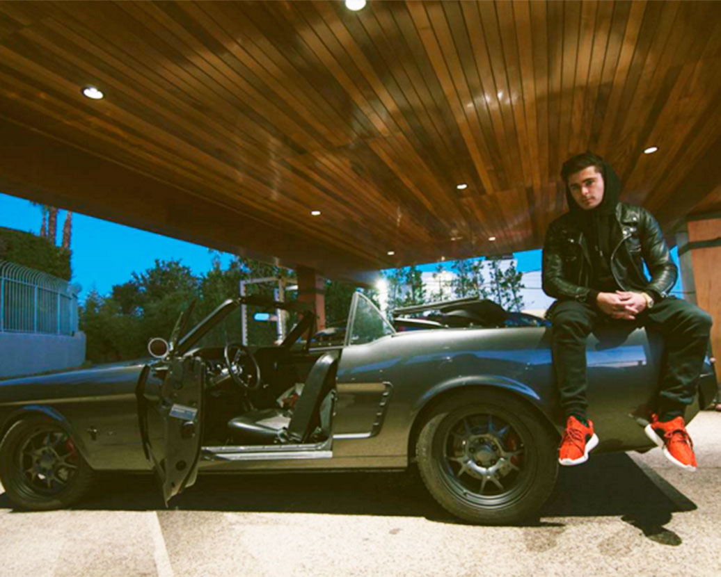 Zac Efron mostra como ficou carro reformado que era de seu avô