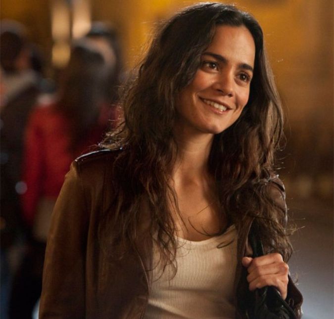 Alice Braga, a sobrinha da consagrada Sônia Braga, resolveu tentar a sorte no exterior. Além de participar do famosíssimo Eu Sou A Lenda, a atriz integrou o elenco de O Ritual, Ensaio Sobre a Cegueira, Elysium e O Esquadrão Suicida. Alice Braga, a sobrinha da consagrada Sônia Braga, resolveu tentar a sorte no exterior. Além de participar do famosíssimo Eu Sou A Lenda, a atriz integrou o elenco de O Ritual, Ensaio Sobre a Cegueira, Elysium e O Esquadrão Suicida.